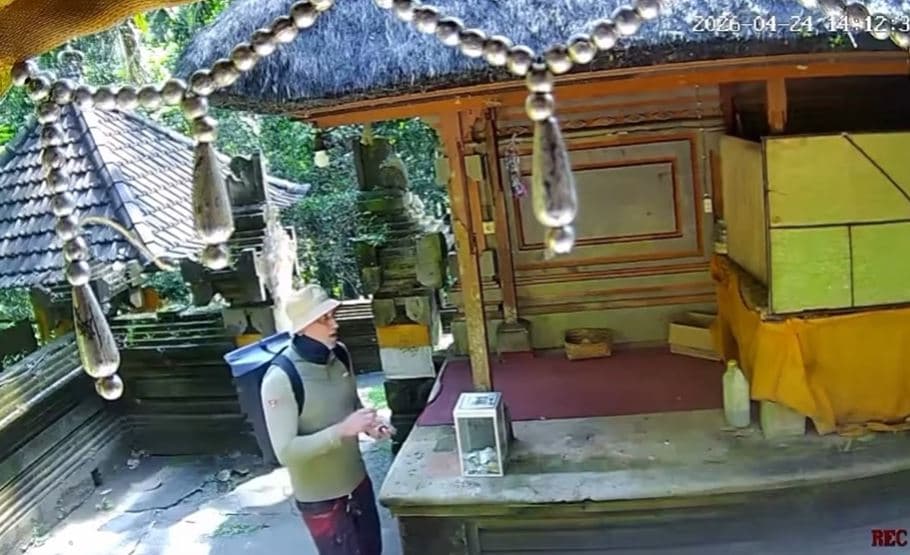 Viral Aksi WNA Terekam CCTV Curi Uang Donasi di Pura Goa Gajah Gianyar Viral Aksi WNA Terekam CCTV Curi Uang Donasi di Pura Goa Gajah Gianyar