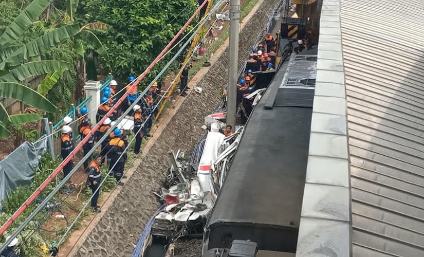 Petugas Berjibaku Evakuasi Gerbong KRL yang Tertabrak KA Argo Bromo di Stasiun Bekasi Timur Petugas Berjibaku Evakuasi Gerbong KRL yang Tertabrak KA Argo Bromo di Stasiun Bekasi Timur
