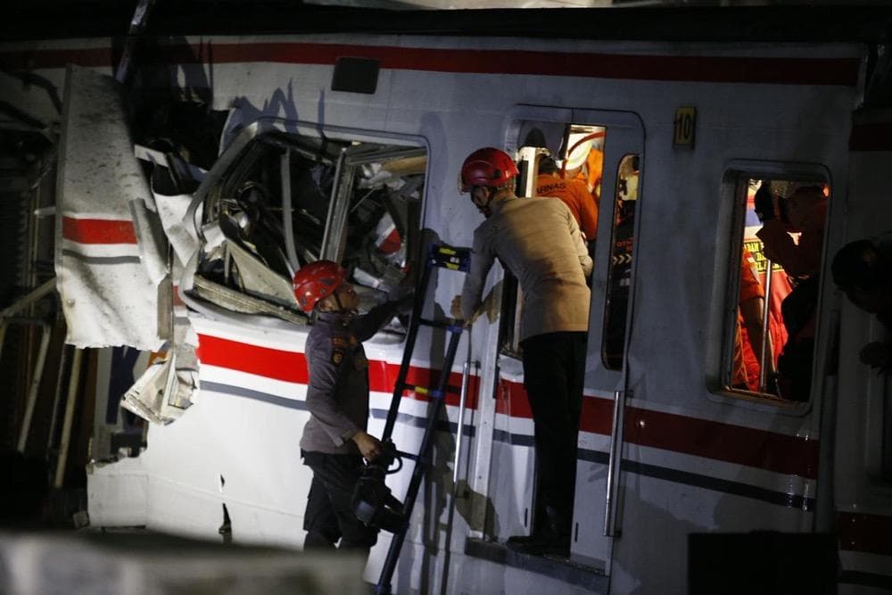Korban Meninggal Tabrakan Kereta di Bekasi Timur Bertambah jadi 7 Orang Korban Meninggal Tabrakan Kereta di Bekasi Timur Bertambah jadi 7 Orang