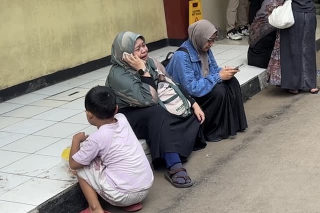 Tangis Keluarga Pecah Jelang Penyerahan Jenazah Korban Kecelakaan KA di RS Polri Tangis Keluarga Pecah Jelang Penyerahan Jenazah Korban Kecelakaan KA di RS Polri