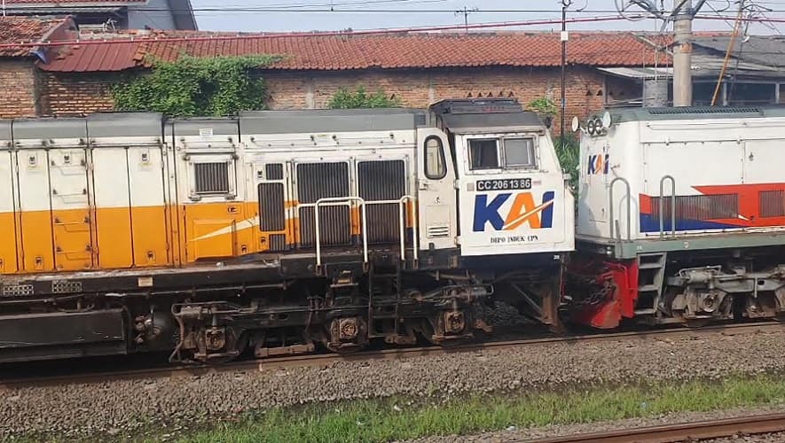 Petugas Evakuasi KA Argo Bromo di Stasiun Bekasi Timur, Lokomotif Berhasil Dilepas dari KRL Petugas Evakuasi KA Argo Bromo di Stasiun Bekasi Timur, Lokomotif Berhasil Dilepas dari KRL