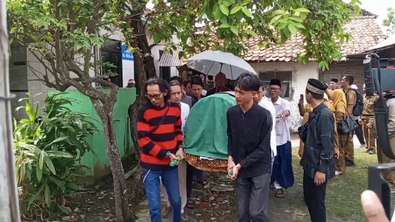Duka Guru Korban Tewas Tabrakan Kereta di Bekasi, Sempat Kirim Pesan ke Anak Pulang Terlambat Duka Guru Korban Tewas Tabrakan Kereta di Bekasi, Sempat Kirim Pesan ke Anak Pulang Terlambat
