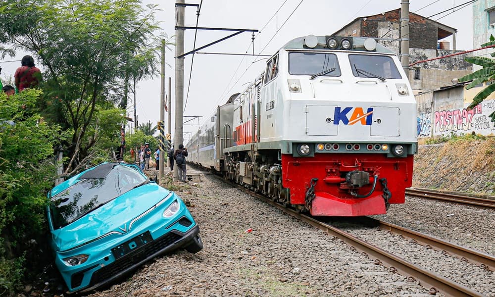 Komut KAI Wanti-Wanti Kendaraan di Perlintasan: Mobil Melintas saat Kereta Dekat Bisa Picu Mati Mesin Komut KAI Wanti-Wanti Kendaraan di Perlintasan: Mobil Melintas saat Kereta Dekat Bisa Picu Mati Mesin