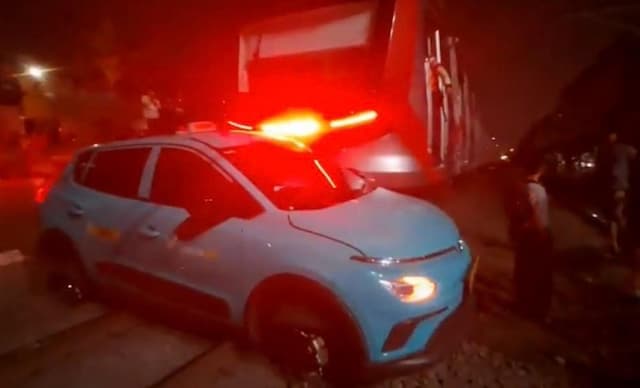 Penampakan Taksi Mogok di Rel yang Diduga Picu Tabrakan Kereta di Bekasi Timur Penampakan Taksi Mogok di Rel yang Diduga Picu Tabrakan Kereta di Bekasi Timur