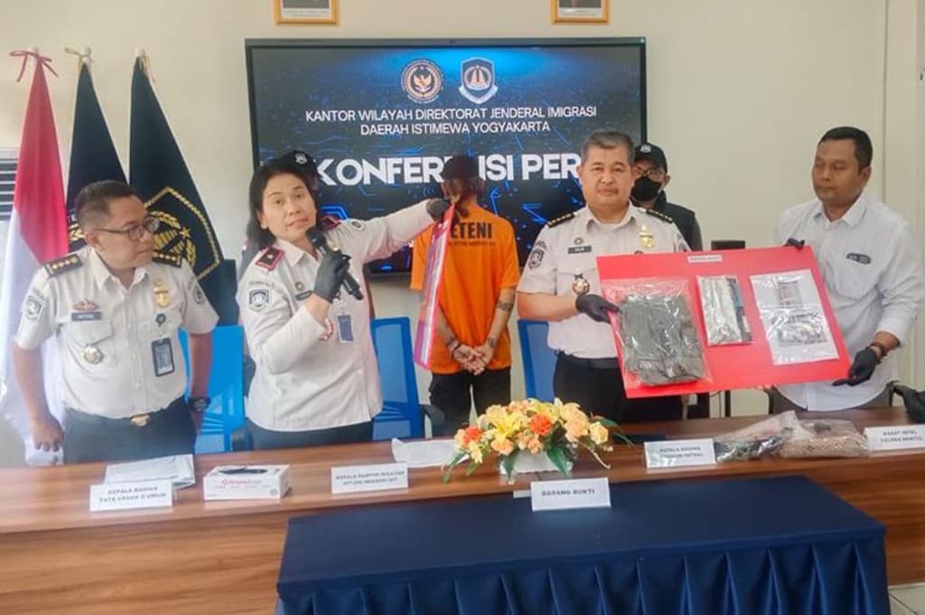 Mencengangkan! WNA Buron Imigrasi Ditangkap di Komunitas Anak Punk Bantul Mencengangkan! WNA Buron Imigrasi Ditangkap di Komunitas Anak Punk Bantul