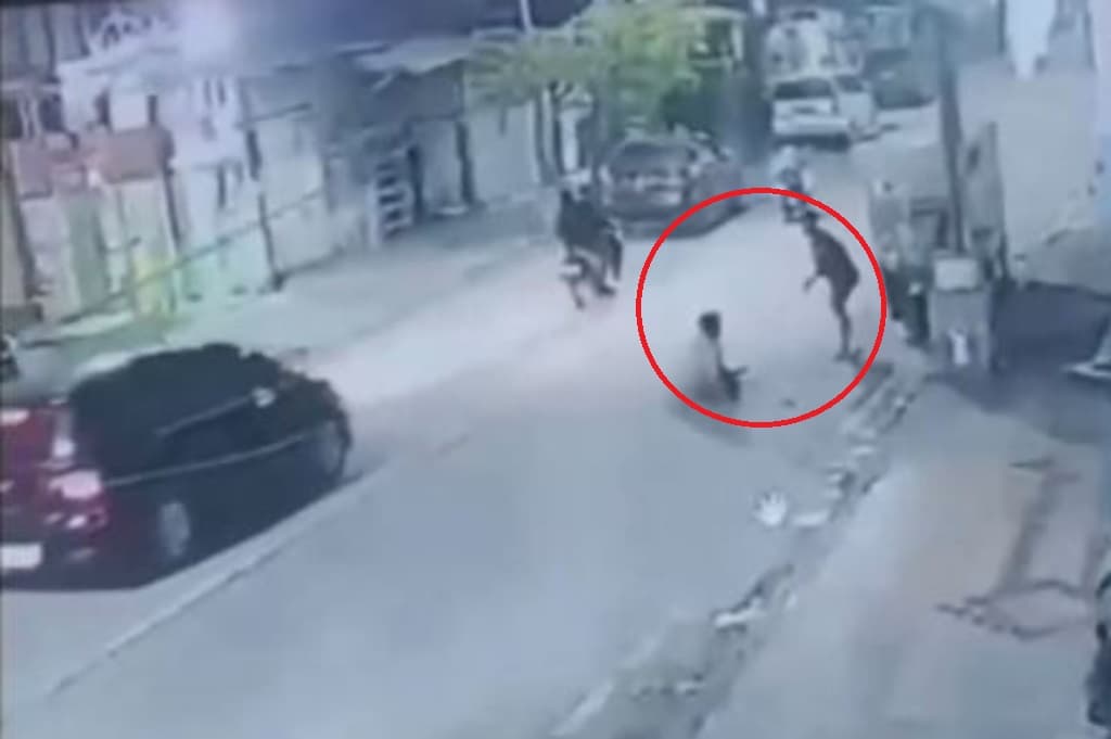 Brutal! Adik Terekam CCTV Tikam Kakak Kandung hingga Tewas di Semarang Brutal! Adik Terekam CCTV Tikam Kakak Kandung hingga Tewas di Semarang