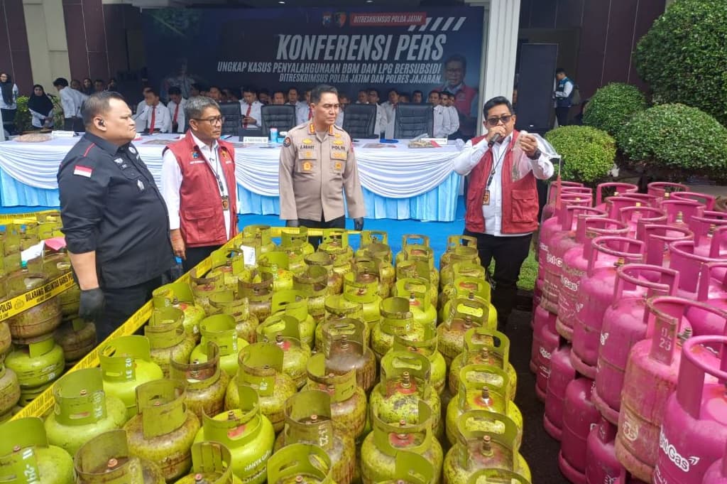 Polisi Sikat Mafia BBM dan LPG Subsidi di Jatim, Negara Rugi Rp7,5 Miliar Polisi Sikat Mafia BBM dan LPG Subsidi di Jatim, Negara Rugi Rp7,5 Miliar