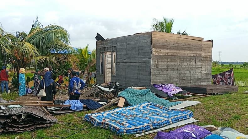 Puting Beliung Terjang Tanah Laut, Puluhan Rumah Rusak Puting Beliung Terjang Tanah Laut, Puluhan Rumah Rusak