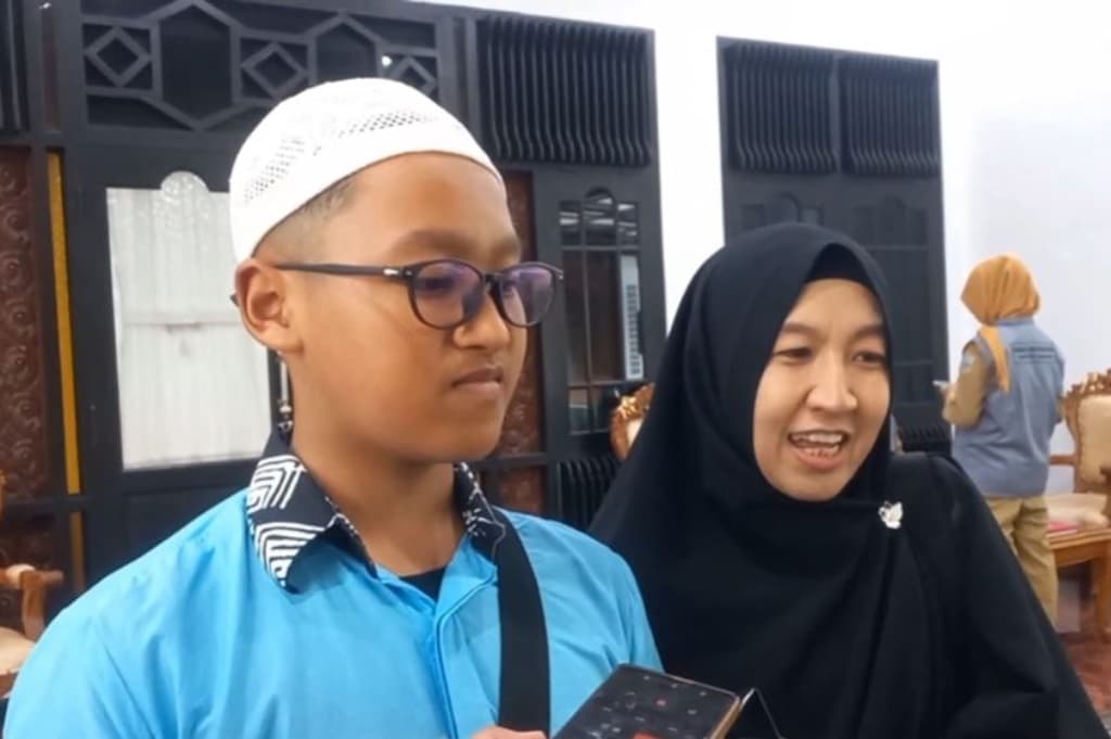 Haru! Pelajar SMP Jadi Jemaah Haji Termuda di Semarang, Berangkat di Usia 14 Tahun Haru! Pelajar SMP Jadi Jemaah Haji Termuda di Semarang, Berangkat di Usia 14 Tahun