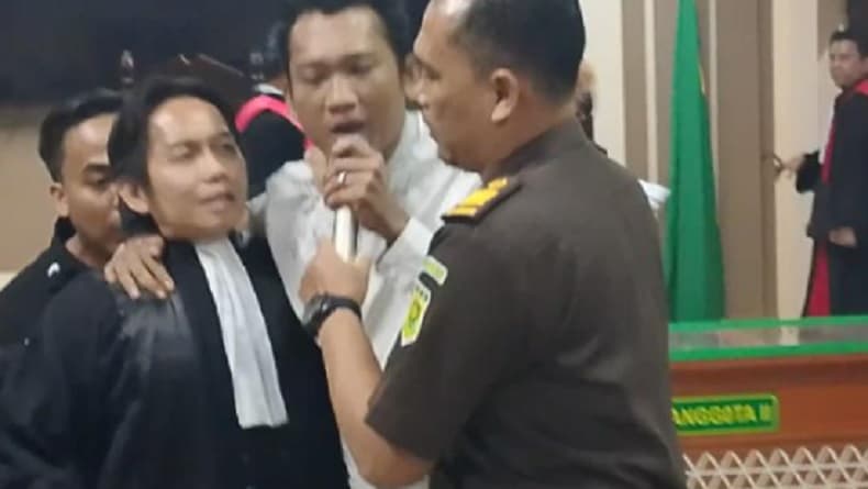 Sidang Kasus Pembunuhan Sekeluarga di Indramayu, Terdakwa Teriak Sebut Bukan Pelaku Utama Sidang Kasus Pembunuhan Sekeluarga di Indramayu, Terdakwa Teriak Sebut Bukan Pelaku Utama