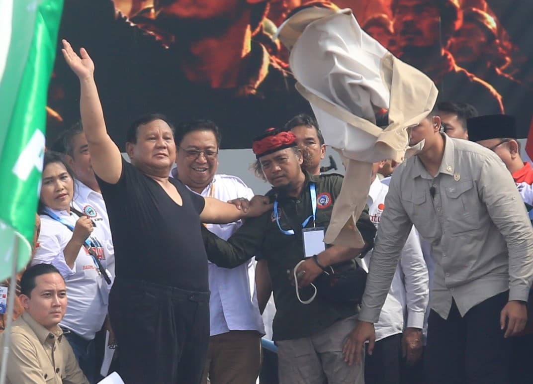Momen Prabowo Lepas dan Lempar Baju ke Buruh, Massa Auto Rebutan! Momen Prabowo Lepas dan Lempar Baju ke Buruh, Massa Auto Rebutan!