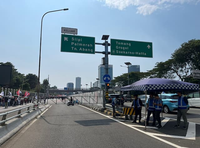Jasa Marga Tutup Sementara Akses Keluar Slipi Tol Dalam Kota Imbas Demo May Day Jasa Marga Tutup Sementara Akses Keluar Slipi Tol Dalam Kota Imbas Demo May Day