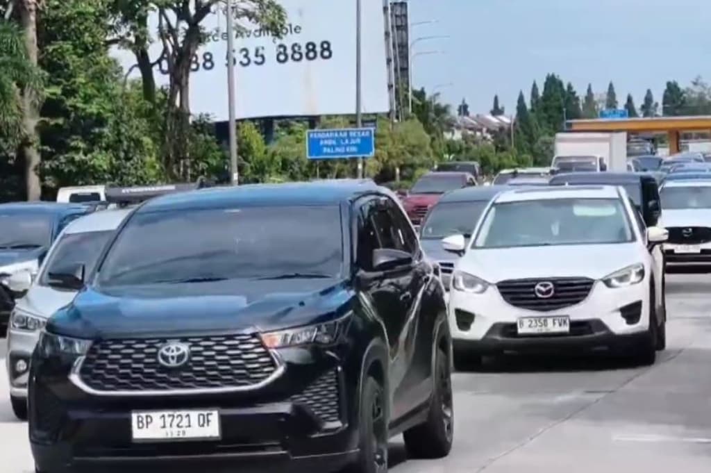 Libur Panjang May Day, Arus Kendaraan Masuk Bandung via Tol Pasteur Macet Libur Panjang May Day, Arus Kendaraan Masuk Bandung via Tol Pasteur Macet