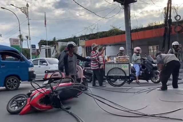 Ngeri! Kabel Optik Menjuntai Jerat Leher Pemotor di Bogor, 2 Orang Terluka Ngeri! Kabel Optik Menjuntai Jerat Leher Pemotor di Bogor, 2 Orang Terluka