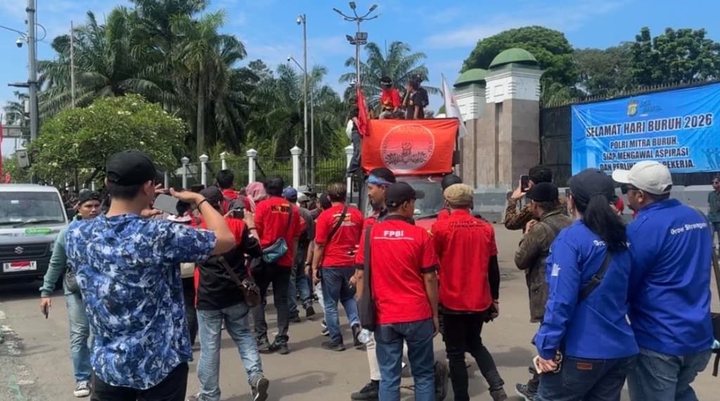 Massa Buruh Mulai Berdatangan ke Gedung DPR Siang Ini jelang Demo May Day Massa Buruh Mulai Berdatangan ke Gedung DPR Siang Ini jelang Demo May Day