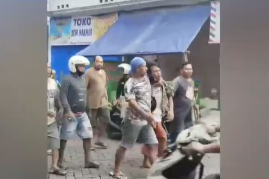Kabur ke Gang Buntu, Maling Motor Bersarung Babak Belur Dihajar Warga Surabaya Kabur ke Gang Buntu, Maling Motor Bersarung Babak Belur Dihajar Warga Surabaya