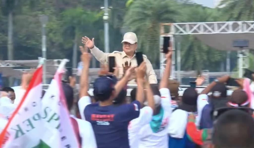 Momen Prabowo Sapa Ribuan Buruh di Monas saat Hadiri Peringatan May Day Momen Prabowo Sapa Ribuan Buruh di Monas saat Hadiri Peringatan May Day