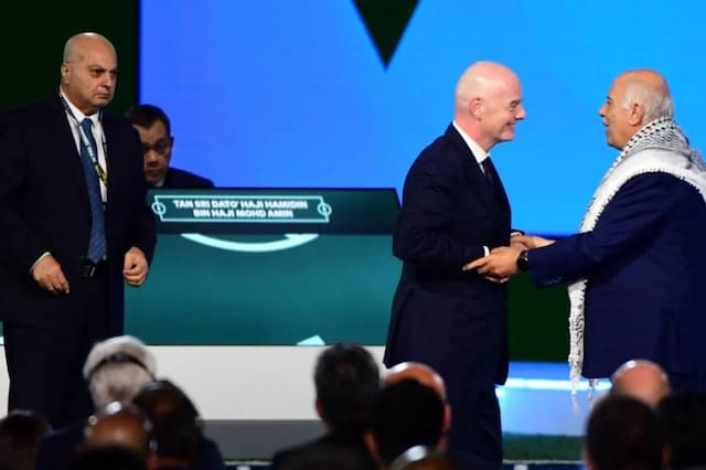 Presiden Asosiasi Sepak Bola Palestina Tolak Jabat Tangan Pejabat Israel di Kongres FIFA Presiden Asosiasi Sepak Bola Palestina Tolak Jabat Tangan Pejabat Israel di Kongres FIFA