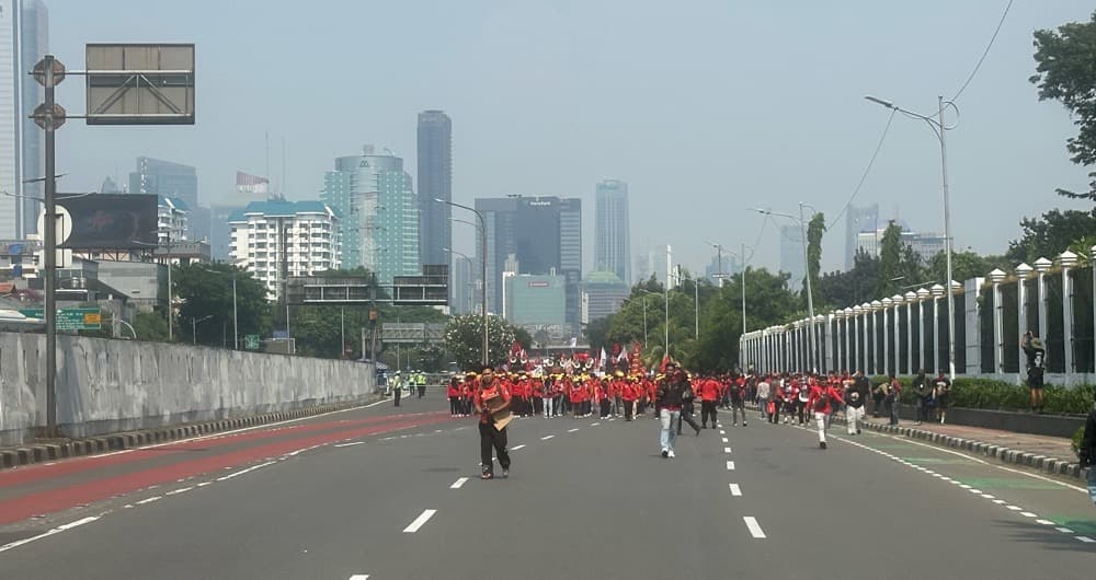 Ribuan Buruh Tumpah Ruah di Jalan Depan DPR, Gatot Subroto Ditutup Ribuan Buruh Tumpah Ruah di Jalan Depan DPR, Gatot Subroto Ditutup