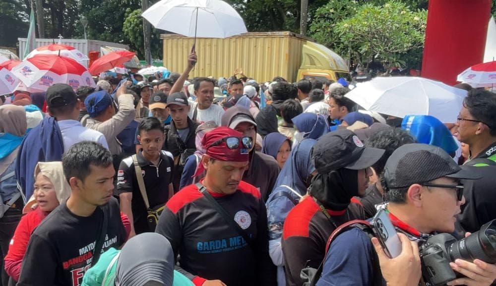 Situasi di Pintu Patung Kuda Kacau saat Peserta May Day Membeludak Situasi di Pintu Patung Kuda Kacau saat Peserta May Day Membeludak