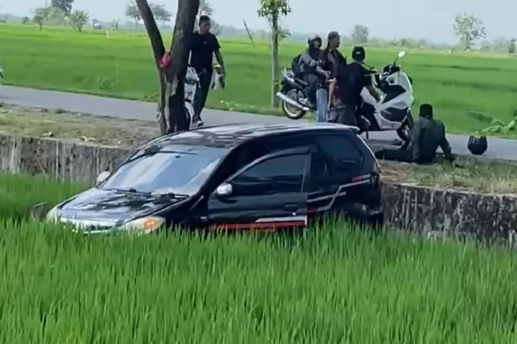 Ngeri! Kecelakaan Avanza Nyungsep ke Sawah gegara Sopir Gagal Belok di Bojonegoro Ngeri! Kecelakaan Avanza Nyungsep ke Sawah gegara Sopir Gagal Belok di Bojonegoro