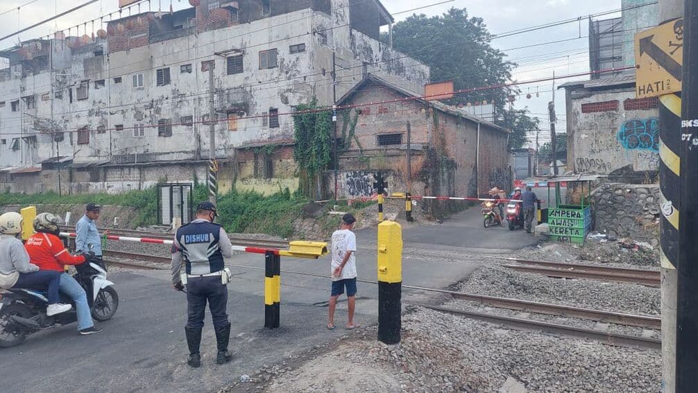 Lokasi Taksi Tertemper Kereta di Bekasi Timur Kini Dipasang Palang Pintu Sementara Lokasi Taksi Tertemper Kereta di Bekasi Timur Kini Dipasang Palang Pintu Sementara