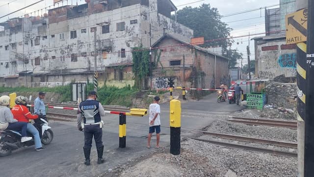 Lokasi Taksi Tertemper Kereta di Bekasi Timur Kini Dipasang Palang Pintu Sementara Lokasi Taksi Tertemper Kereta di Bekasi Timur Kini Dipasang Palang Pintu Sementara