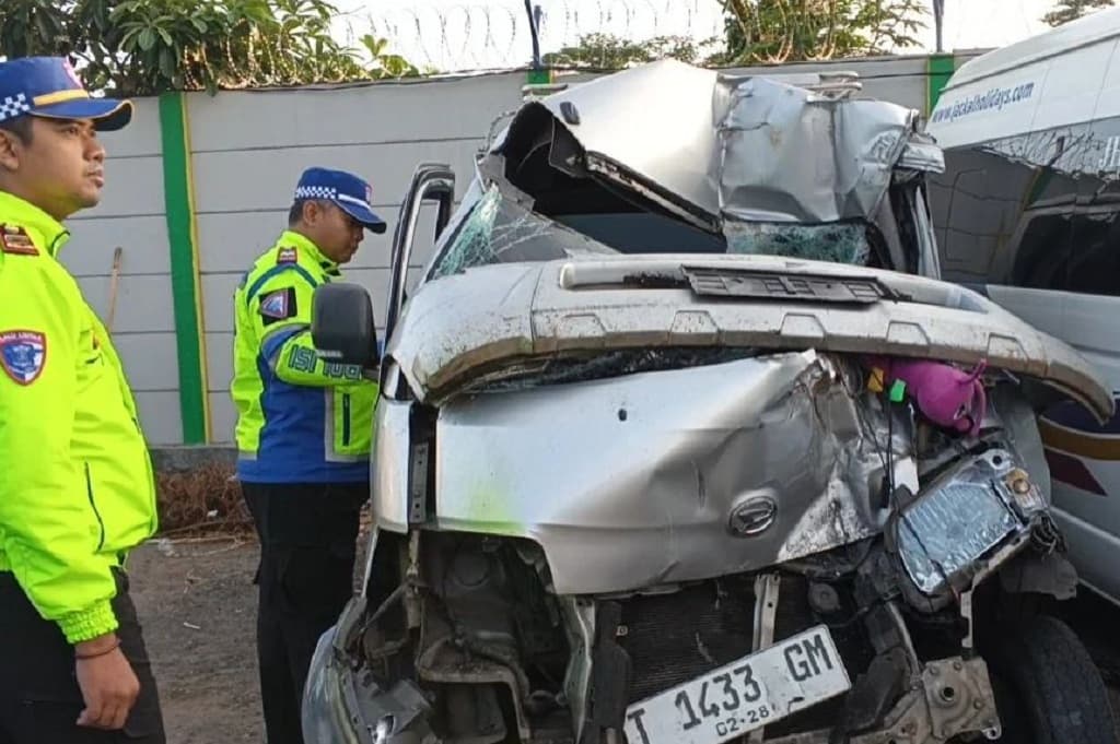 Kecelakaan Maut Granmax Tabrak Truk di Tol Cipularang, 1 Orang Tewas 4 Luka-Luka Kecelakaan Maut Granmax Tabrak Truk di Tol Cipularang, 1 Orang Tewas 4 Luka-Luka
