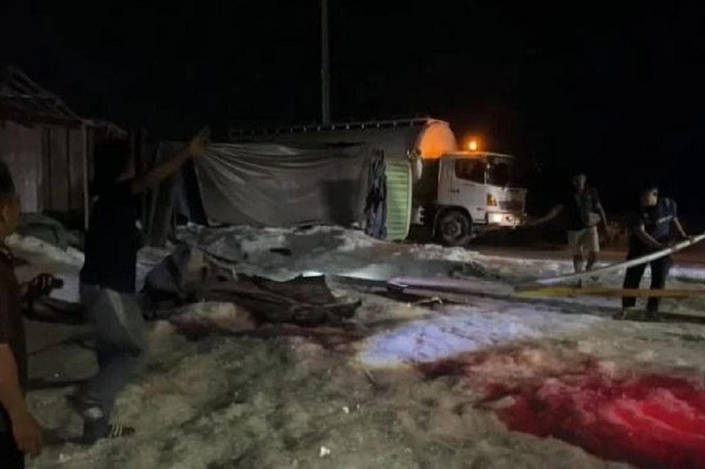 Kecelakaan Truk Terguling di Jalur Lingkar Selatan Tuban, Pecahan Kaca Berserakan Kecelakaan Truk Terguling di Jalur Lingkar Selatan Tuban, Pecahan Kaca Berserakan
