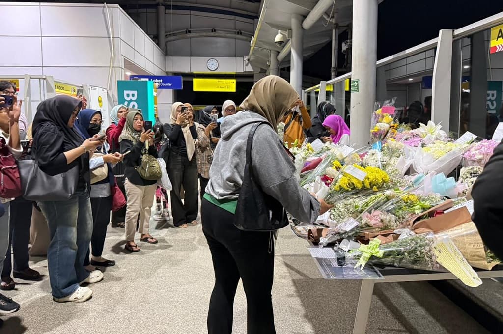 Penumpang KRL Taruh Bunga di Stasiun Bekasi Timur, Tak Kenal 16 Korban Kecelakaan Kereta tapi Merasa Dekat Penumpang KRL Taruh Bunga di Stasiun Bekasi Timur, Tak Kenal 16 Korban Kecelakaan Kereta tapi Merasa Dekat