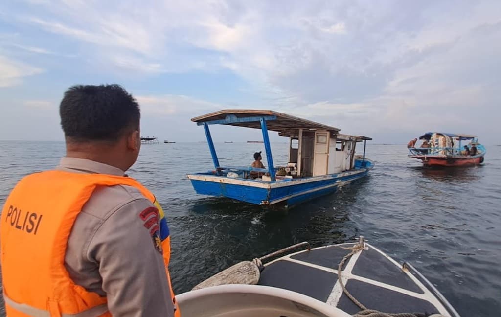 Ditpolairud Polda Metro Evakuasi 11 Pemancing Nyaris Tenggalam usai Kapal Bocor di Tanjung Priok Ditpolairud Polda Metro Evakuasi 11 Pemancing Nyaris Tenggalam usai Kapal Bocor di Tanjung Priok