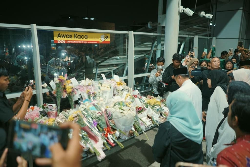 Stasiun Bekasi Timur Dipenuhi Bunga, Penumpang KRL Kenang 16 Perempuan Korban Kecelakaan Kereta Stasiun Bekasi Timur Dipenuhi Bunga, Penumpang KRL Kenang 16 Perempuan Korban Kecelakaan Kereta