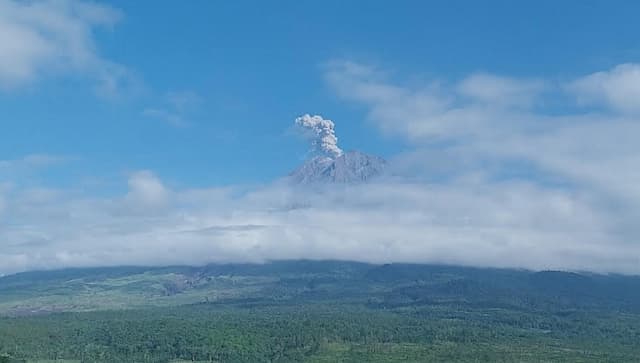 Gunung Semeru 2 Kali Meletus Pagi Ini, Muntahkan Abu Vulkanik 900 Meter Gunung Semeru 2 Kali Meletus Pagi Ini, Muntahkan Abu Vulkanik 900 Meter