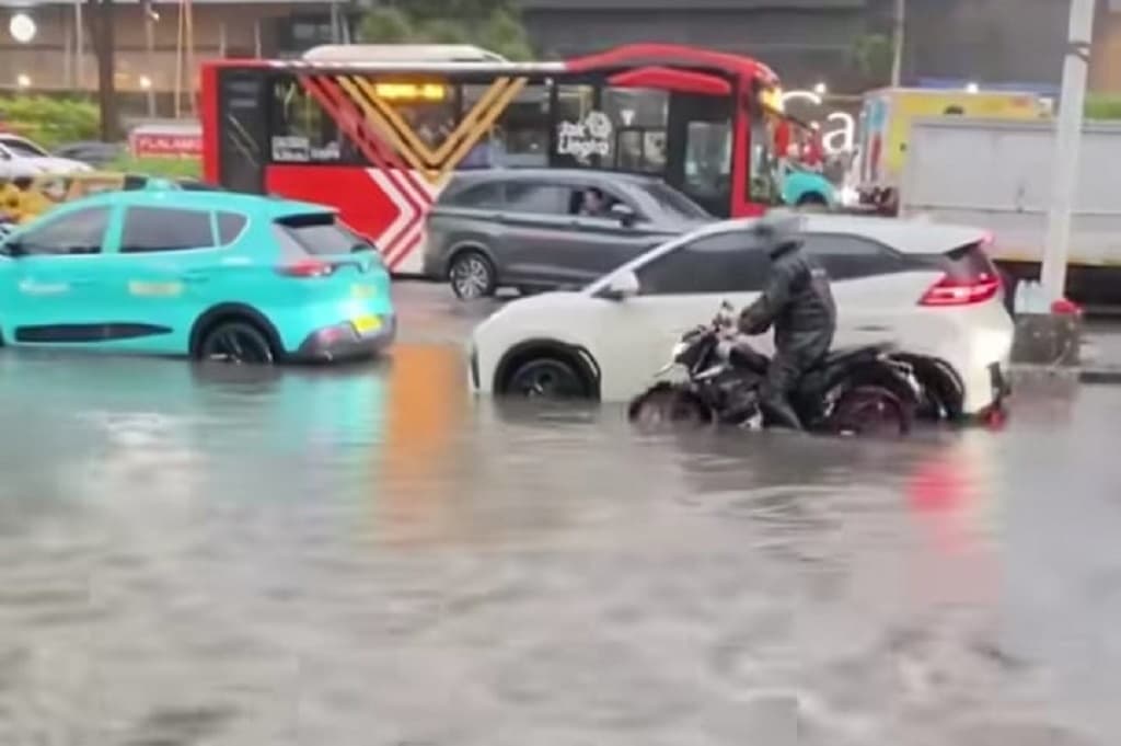 Banjir Jakarta Belum Surut, 115 RT Masih Terendam Air Pagi Ini Banjir Jakarta Belum Surut, 115 RT Masih Terendam Air Pagi Ini