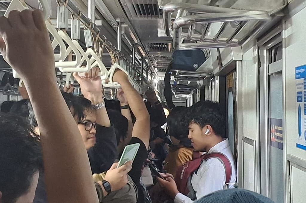 Gangguan Listrik, KRL Terhenti hingga AC Mati di Pondok Ranji Tangsel Gangguan Listrik, KRL Terhenti hingga AC Mati di Pondok Ranji Tangsel
