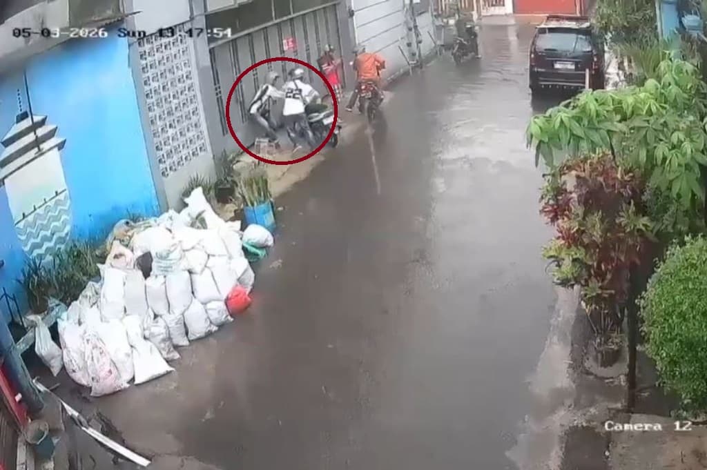 Viral Kurir Dibegal saat Berteduh di Bandung, Motor dan Paket Sekarung Raib Viral Kurir Dibegal saat Berteduh di Bandung, Motor dan Paket Sekarung Raib