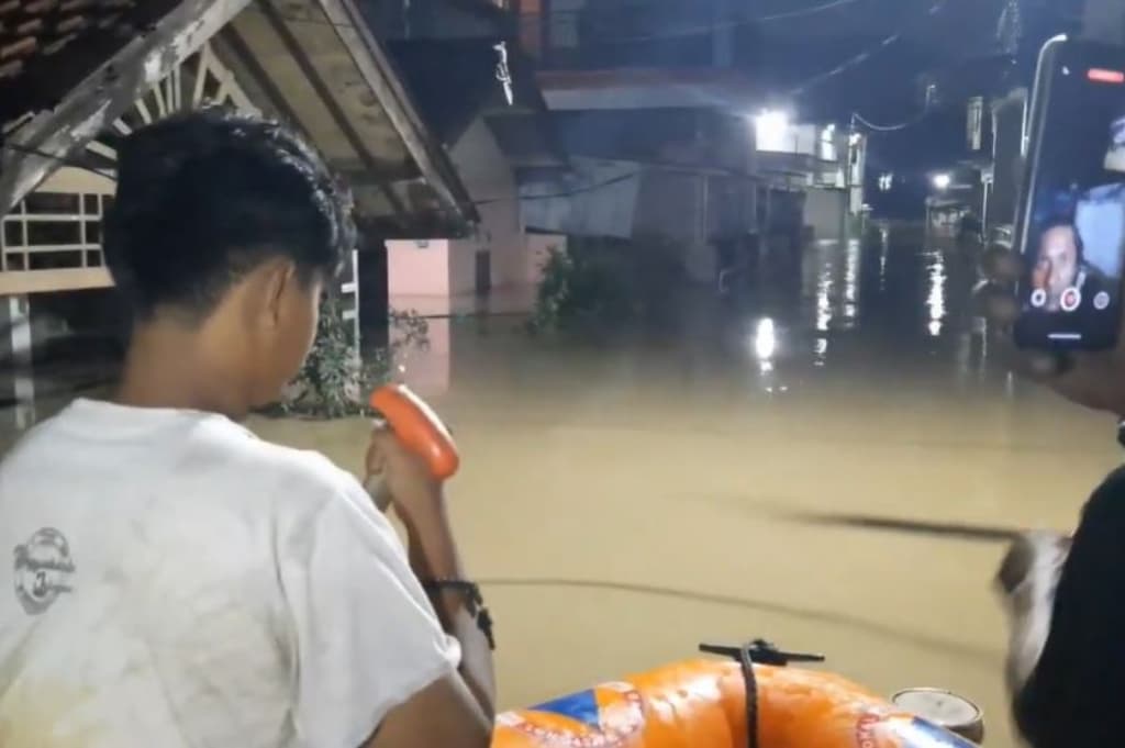 Kali Bekasi Meluap! 4 Wilayah Ini Terendam Banjir Kiriman dari Bogor hingga 2 Meter Kali Bekasi Meluap! 4 Wilayah Ini Terendam Banjir Kiriman dari Bogor hingga 2 Meter
