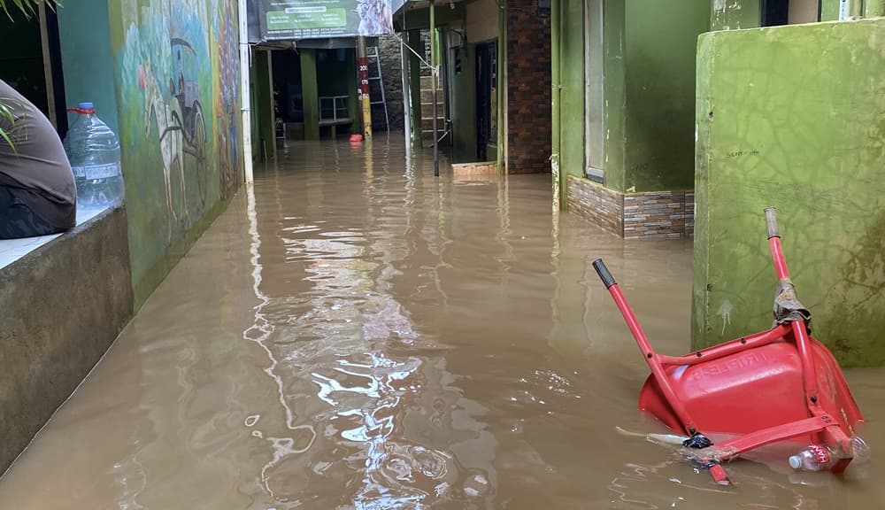 Banjir di Kebon Pala Jaktim Sempat Capai 1,6 Meter, Begini Situasinya Banjir di Kebon Pala Jaktim Sempat Capai 1,6 Meter, Begini Situasinya
