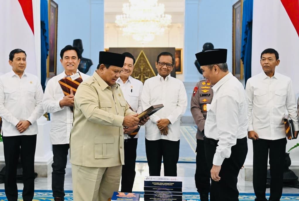 Prabowo Terima 10 Buku Rekomendasi Reformasi Polri, Target Tuntas 2029 Prabowo Terima 10 Buku Rekomendasi Reformasi Polri, Target Tuntas 2029