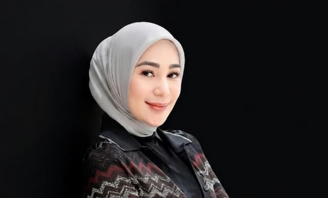 Diperiksa Polisi, Erin Wartia Bawa Bukti CCTV Bantah Aniaya Eks ART Diperiksa Polisi, Erin Wartia Bawa Bukti CCTV Bantah Aniaya Eks ART