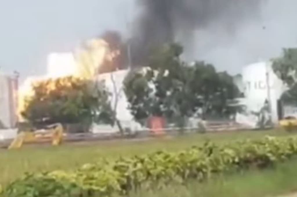 Kebakaran di Pertamina Losarang Indramayu, Asap Pekat Membubung Tinggi Kebakaran di Pertamina Losarang Indramayu, Asap Pekat Membubung Tinggi