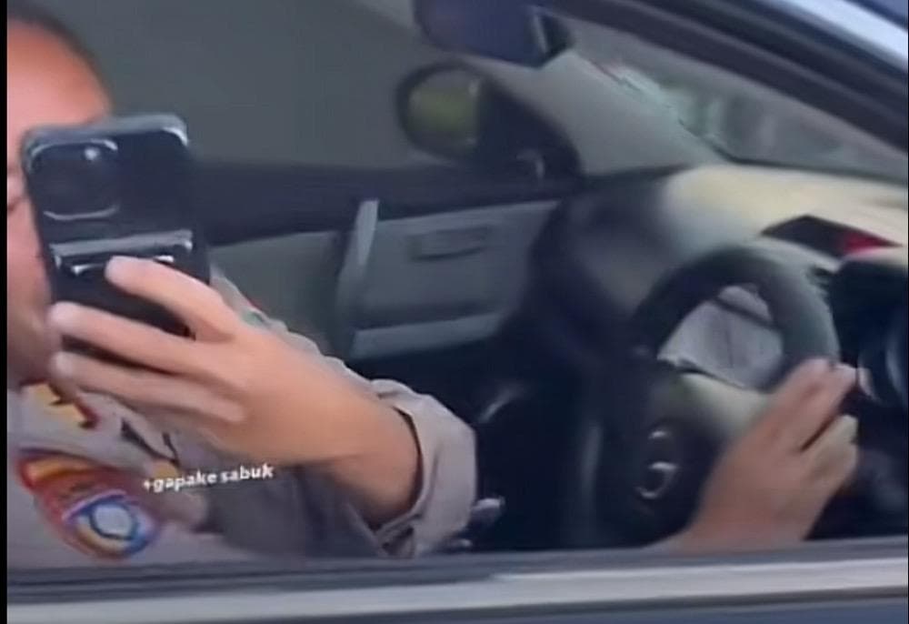 Viral Merokok Sambil Nyetir, Polisi Berpangkat AKPB di Kalsel Diperiksa Propam Viral Merokok Sambil Nyetir, Polisi Berpangkat AKPB di Kalsel Diperiksa Propam