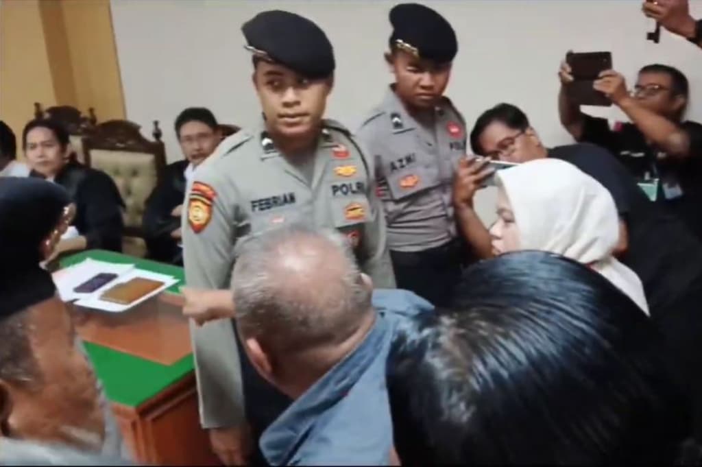 Sidang Pembunuhan Sekeluarga di Indramayu Ricuh, Keluarga Korban Ngamuk ke Pengacara Terdakwa Sidang Pembunuhan Sekeluarga di Indramayu Ricuh, Keluarga Korban Ngamuk ke Pengacara Terdakwa