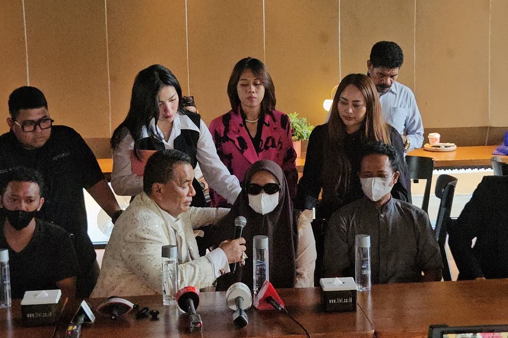Didampingi Hotman Paris, Korban Pencabulan Pendiri Ponpes Pati Minta Pelaku Dihukum Berat Didampingi Hotman Paris, Korban Pencabulan Pendiri Ponpes Pati Minta Pelaku Dihukum Berat