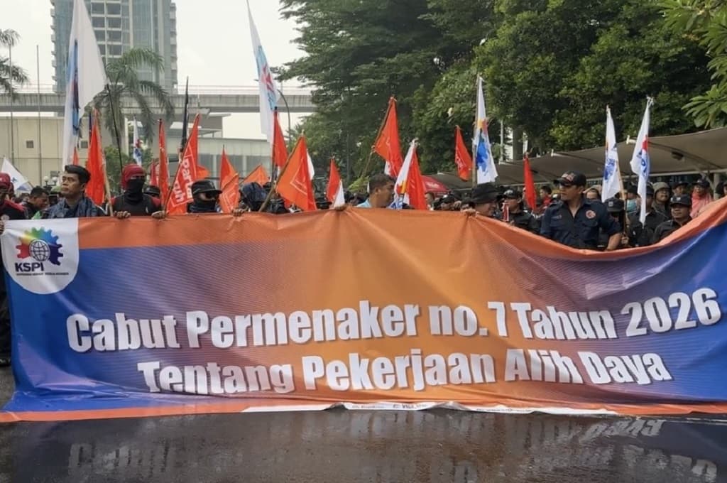 Di Tengah Hujan, Massa Buruh Berdemo di Depan Gedung Kemnaker Di Tengah Hujan, Massa Buruh Berdemo di Depan Gedung Kemnaker