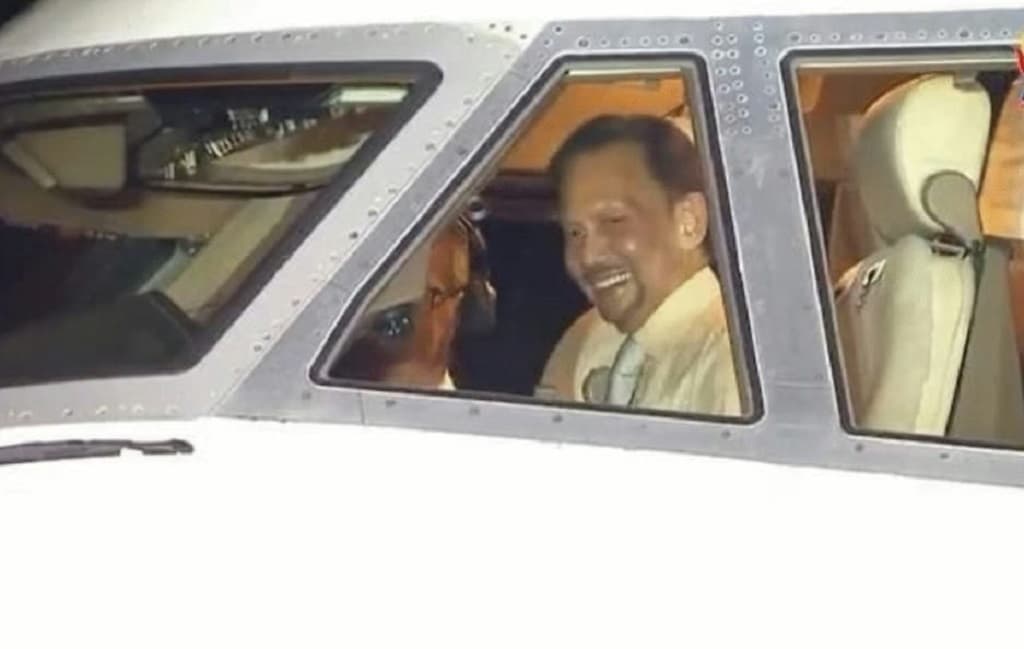The Real Sultan! Pemimpin Brunei Terbangkan Sendiri Pesawat Pribadi Boeing 747 ke KTT ASEAN di Filipina The Real Sultan! Pemimpin Brunei Terbangkan Sendiri Pesawat Pribadi Boeing 747 ke KTT ASEAN di Filipina