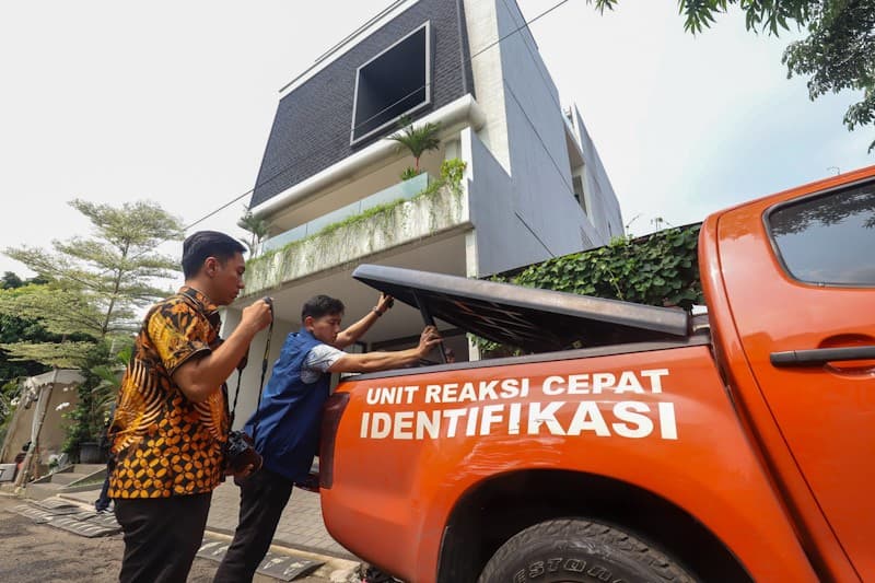Polisi Olah TKP Kebakaran Rumah di Jaksel yang Tewaskan Anggota BPK Haerul Saleh Polisi Olah TKP Kebakaran Rumah di Jaksel yang Tewaskan Anggota BPK Haerul Saleh