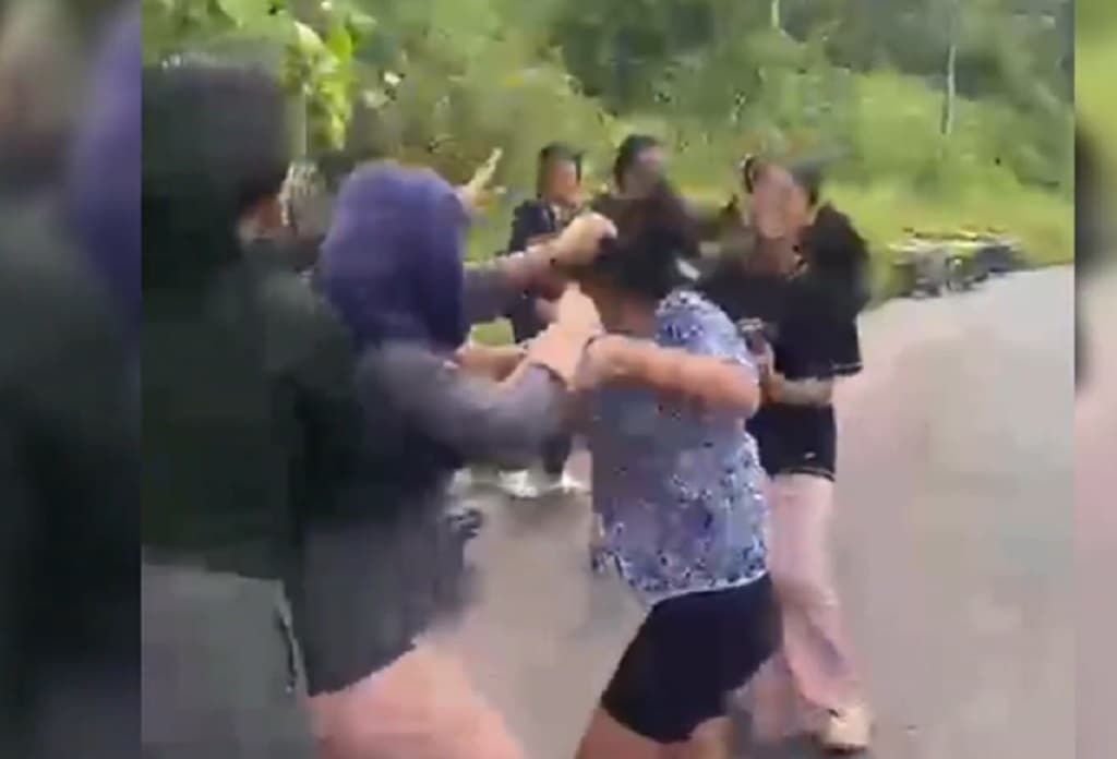 Viral Siswi SMP di Mamuju Dikeroyok Geng SMA, Dipicu Saling Ejek Viral Siswi SMP di Mamuju Dikeroyok Geng SMA, Dipicu Saling Ejek