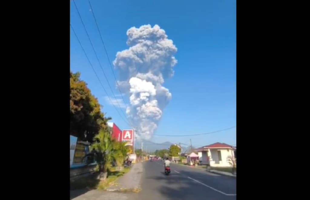 Update Erupsi Gunung Dukono, 14 Pendaki Dievakuasi Selamat 2 WNA Singapura Hilang Update Erupsi Gunung Dukono, 14 Pendaki Dievakuasi Selamat 2 WNA Singapura Hilang