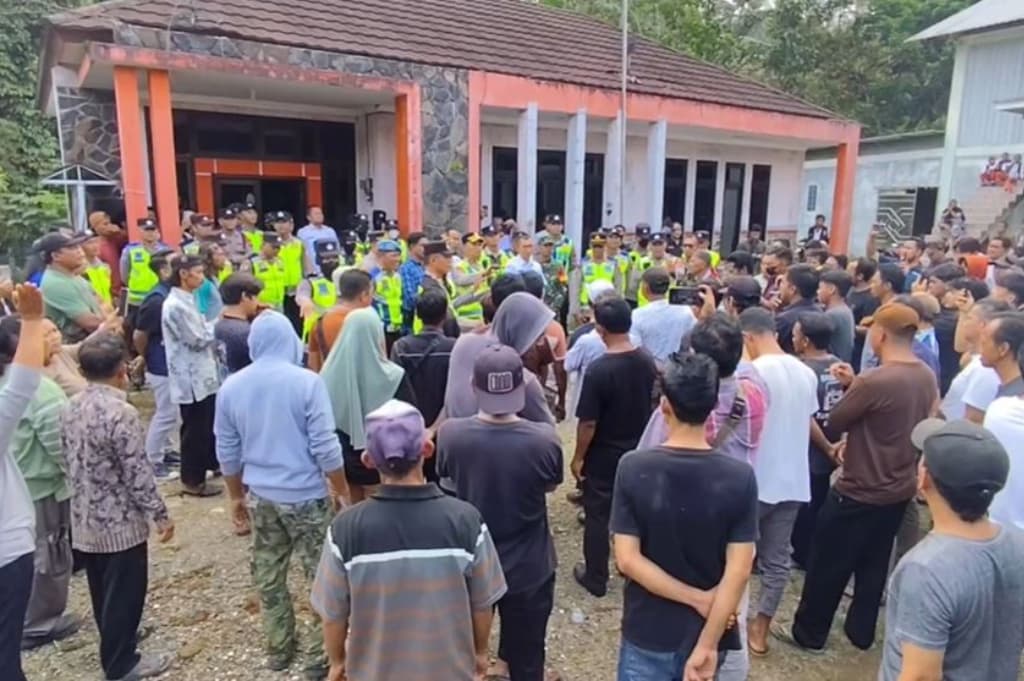 Kadus di Banjarnegara Masuk Rumah Bidan Lewat Jendela, Digeruduk Warga Tuntut Dipecat Kadus di Banjarnegara Masuk Rumah Bidan Lewat Jendela, Digeruduk Warga Tuntut Dipecat